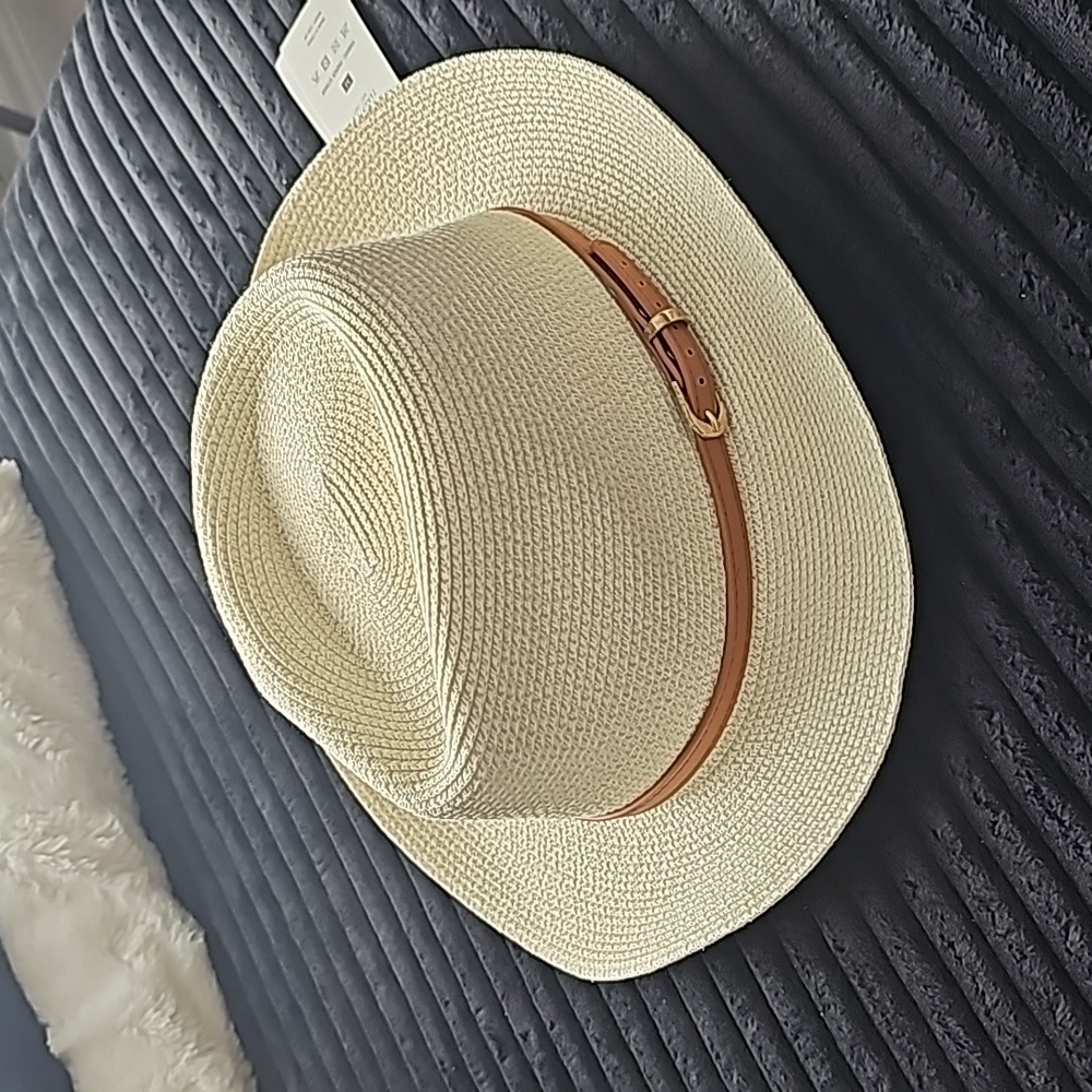Classic summer  paper straw hat size medium in cream color